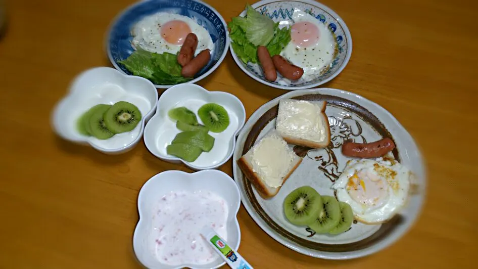 今日は旦那出張で留守のため、弁当がありません。
子どもたちの朝食
朝フルーツはキウイ|ふみぃさん