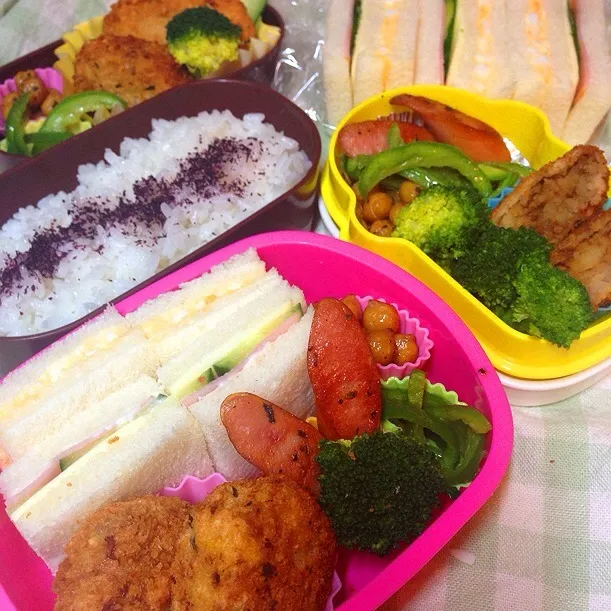 Snapdishの料理写真:2種類コロッケとサンドウィッチのお弁当|yoshimiさん