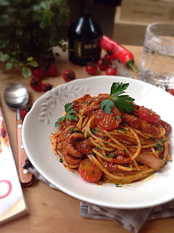 Snapdishの料理写真:Spaghetti with cuttlefish and tomato sauce/甲イカトマトソースのパスタ|rick chanさん