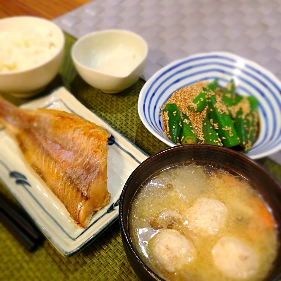 あったかい鶏つくね具沢山味噌汁と和食な夕飯|あっさーさん