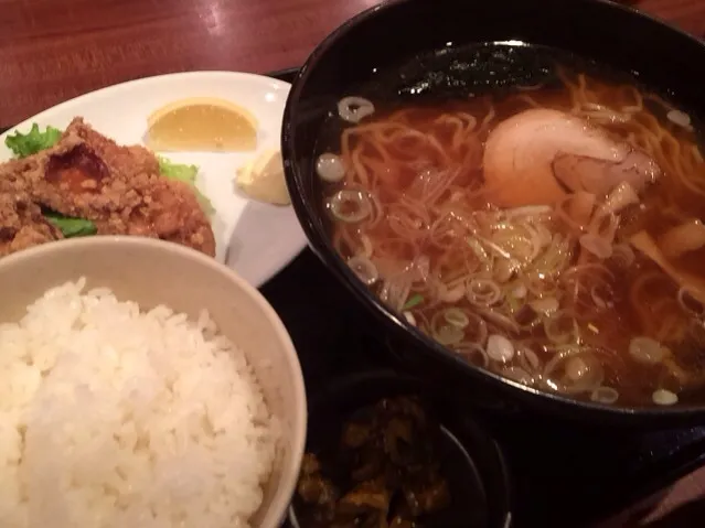 醤油ラーメンとから揚げ定食を頂きました。|momongatomoさん