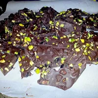 Dark chocolate cherry pistachio bark|Juliane Tomlinさん