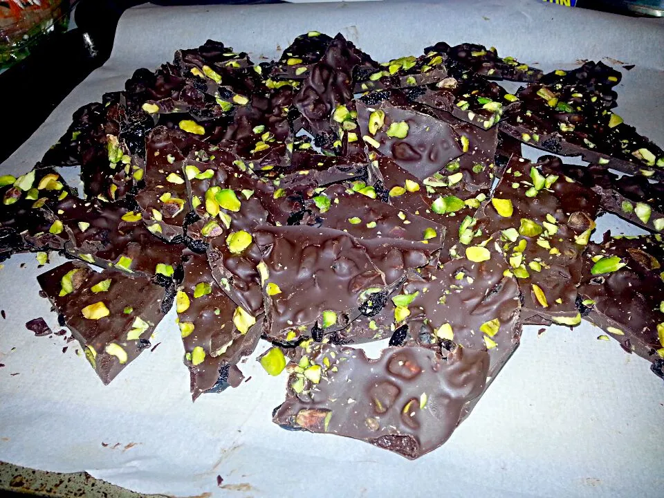 Dark chocolate cherry pistachio bark|Juliane Tomlinさん