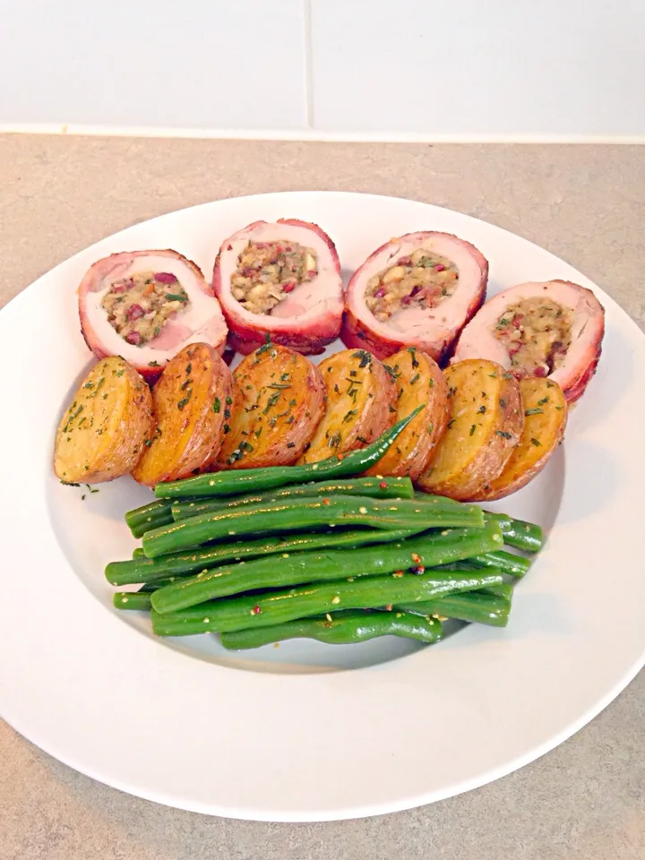 Smoked bacon rolled pork loin stuffed with sage onion cranberry and hazelnut, herb and garlic sautéed potatoes with mustard green beans|Chrisy Hillさん