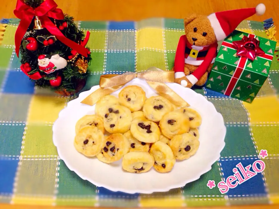 Snapdishの料理写真:簡単✨練りパイから作っちゃおう♡ サクサク チョコチップパイ💕|*seiko*さん