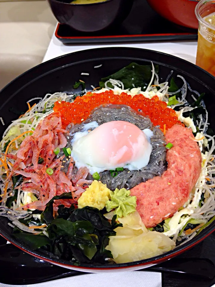 Snapdishの料理写真:生しらす4色丼 温泉卵のせ|Shirokoさん