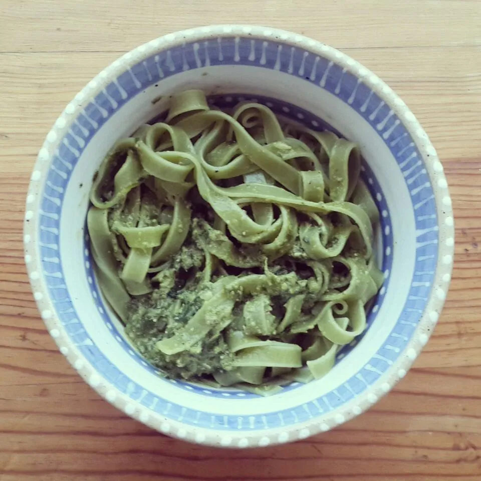 Spinach tagliatelli with rocket and walnut pesto.|Claire Tyler-Smithさん