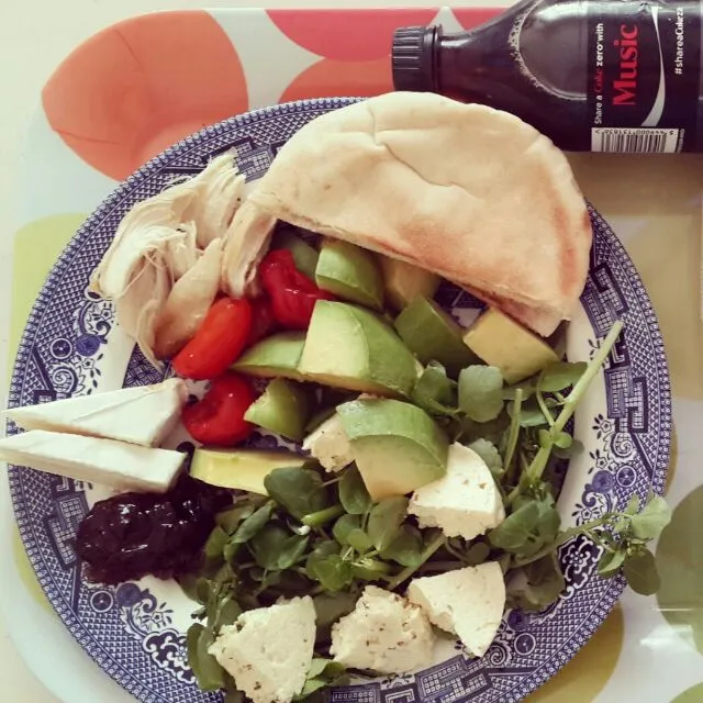 Pita with avo, spring onion, watercress and feta. With chicken and bree served with onion marmalade.|Claire Tyler-Smithさん