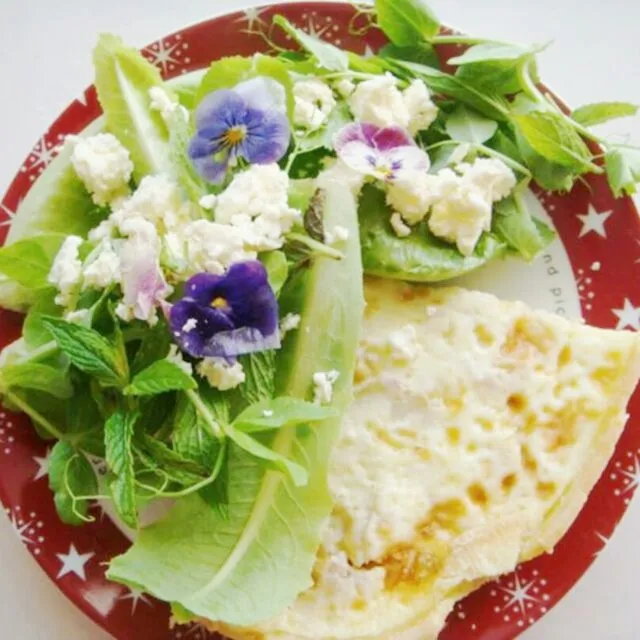 Three cheese quiche with spring salad.|Claire Tyler-Smithさん