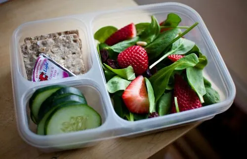 lunch: baby spinach and strawberry salad.|Claire Tyler-Smithさん