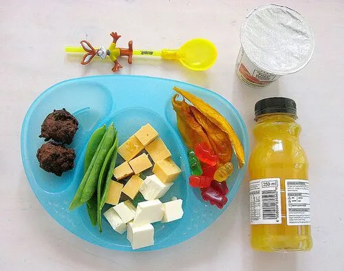 lunch: mini meatballs, Petit pois, feta and cheddar cheese cubes, dried mango and gummi bears.|Claire Tyler-Smithさん