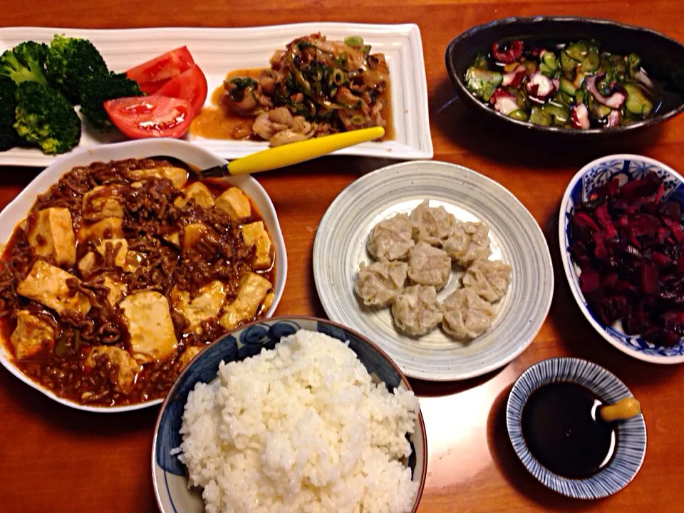 麻婆豆腐  鳥のネギ塩焼き  ブロッコリー＆トマト  シュウマイ  タコの酢の物❗️  ボンの晩御飯❗️|みゆさん