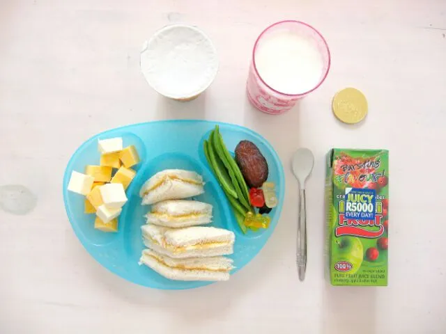 Snack: peanut butter sandwiches with fruit juice.|Claire Tyler-Smithさん