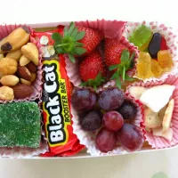 Lunch: grapes, strawberries, dried apple chips, nuts, dried fruit square, peanut butter bar and gummi bears.|Claire Tyler-Smithさん