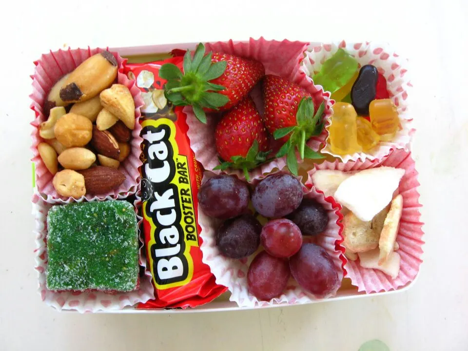 Lunch: grapes, strawberries, dried apple chips, nuts, dried fruit square, peanut butter bar and gummi bears.|Claire Tyler-Smithさん