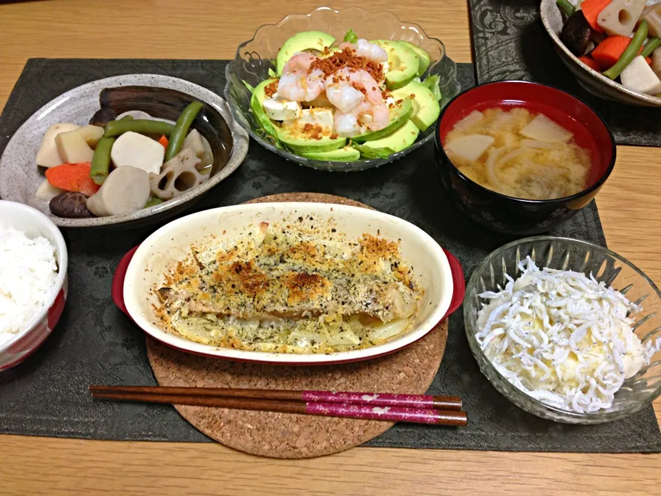 Snapdishの料理写真:鮭の香草パン粉焼き、根菜の煮物、エビとアボカドとモッツァレラのサラダ、辛味大根のしらすおろし、お味噌汁。|Angie44さん