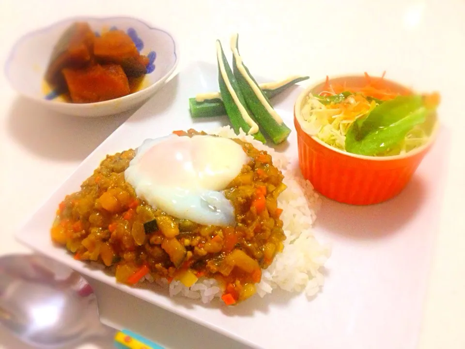 ドライカレー温玉のせ＊かぼちゃの煮物＊サラダ|Saki Tashiroさん