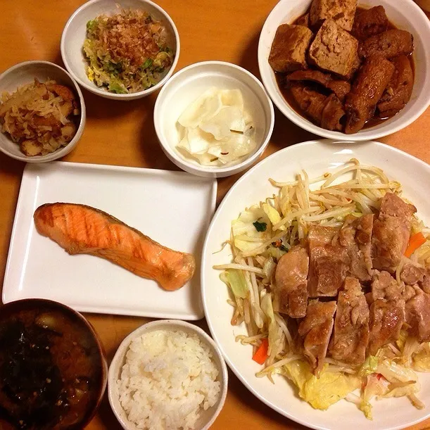 鶏の塩焼き&野菜炒め、焼き鮭、
焼き豆腐とがんもどき甘味噌煮、
カブの甘酢漬け、切干し大根の煮物、白菜漬け。|chacoさん