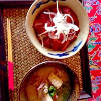 Snapdishの料理写真:マグロの漬け丼と魚のアラ汁|レイさん