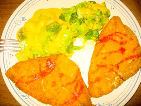 Porgy fillet fish fried with cheese broccoli. Added hot sauce and garlic to the fish.|mitchellさん