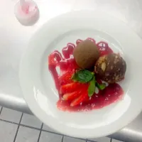 chocolate truffle with melba and strawberry puree|keith challisさん