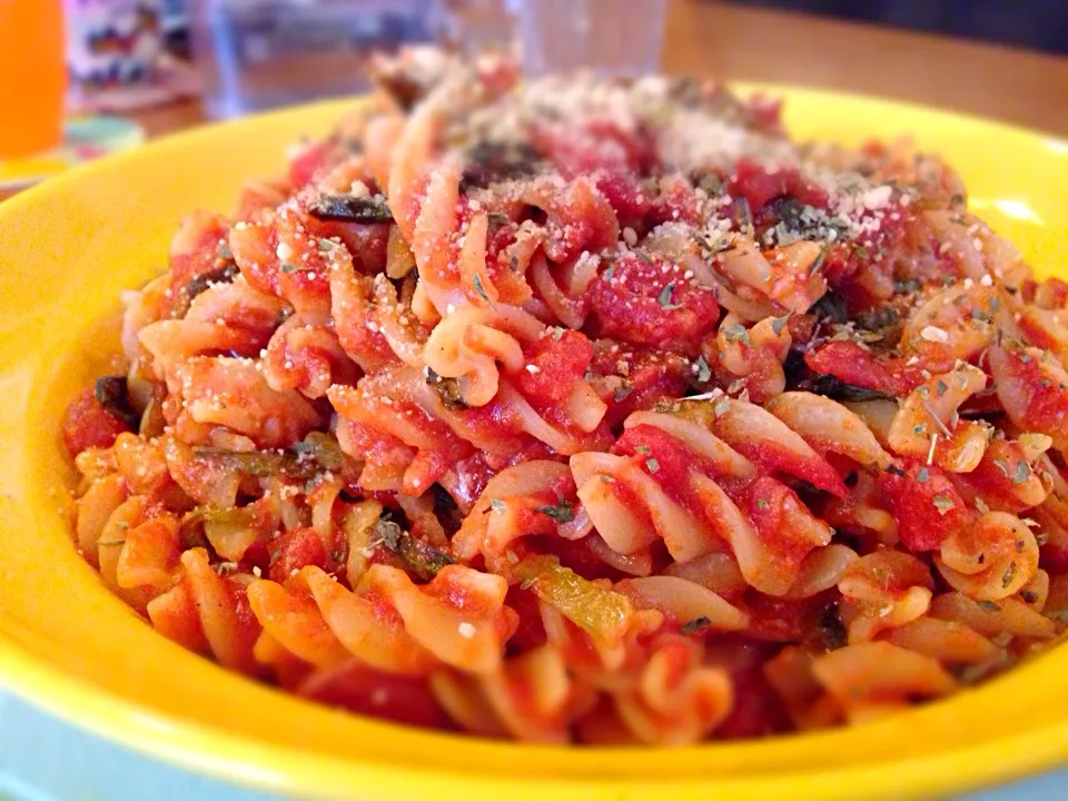 Spiral pasta tomato and komatsuna|cheesyさん