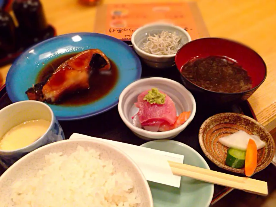 Snapdishの料理写真:銀ダラ煮付け定食@舞浜(新橋)|yoooochanさん