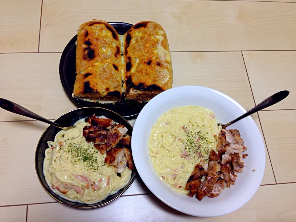 Chicken cream pasta and garlic bread|Rika Ueharaさん