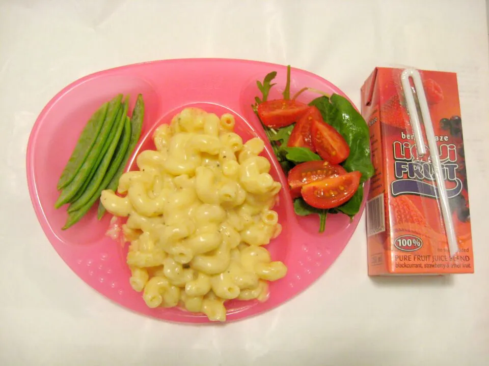 Macaroni cheese, snap peas and berry juice.|Claire Tyler-Smithさん