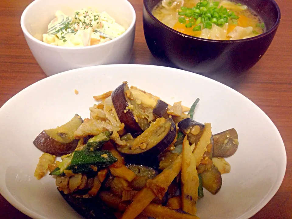 オクラとナスの肉味噌炒めとマカロニサラダと豚バラキャベツ豚汁|あやかさん