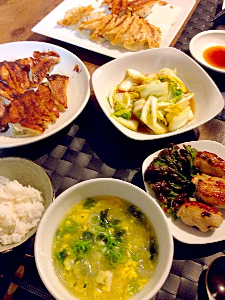 餃子、お豆腐と春雨の卵スープ、白菜のラー油漬け、余った餃子の種を鶏肉の皮で包んだ鶏皮餃子💛|まみりんごさん