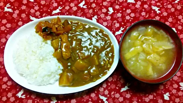 Snapdishの料理写真:カレーライス
白菜と油揚げの味噌汁|猫田さん