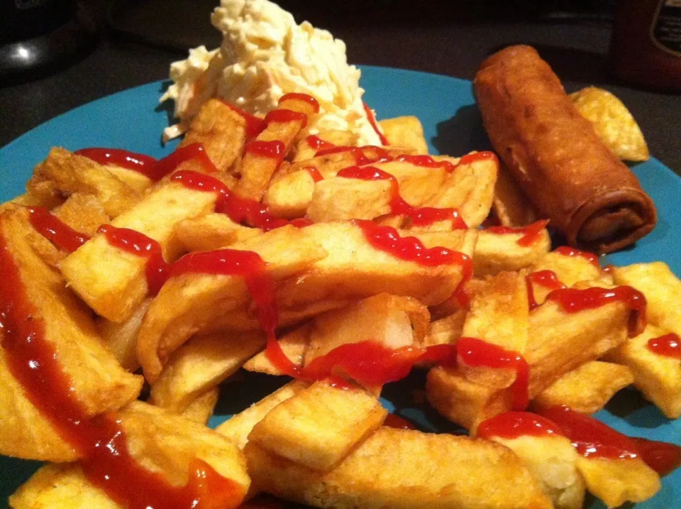 Chips, ketchup, coleslaw & veggie spring roll from Bankers in Brighton|Nick Hiderさん