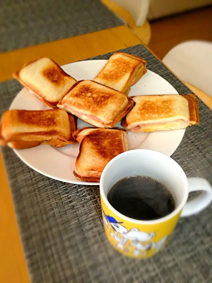 Bom Dia!!! Cafezinho com misto quente😋☕|lucia inoueさん