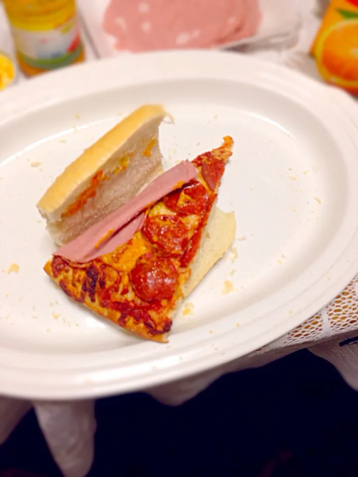 Snapdishの料理写真:Pão com mortadela e pizza!!!|REZENDEさん