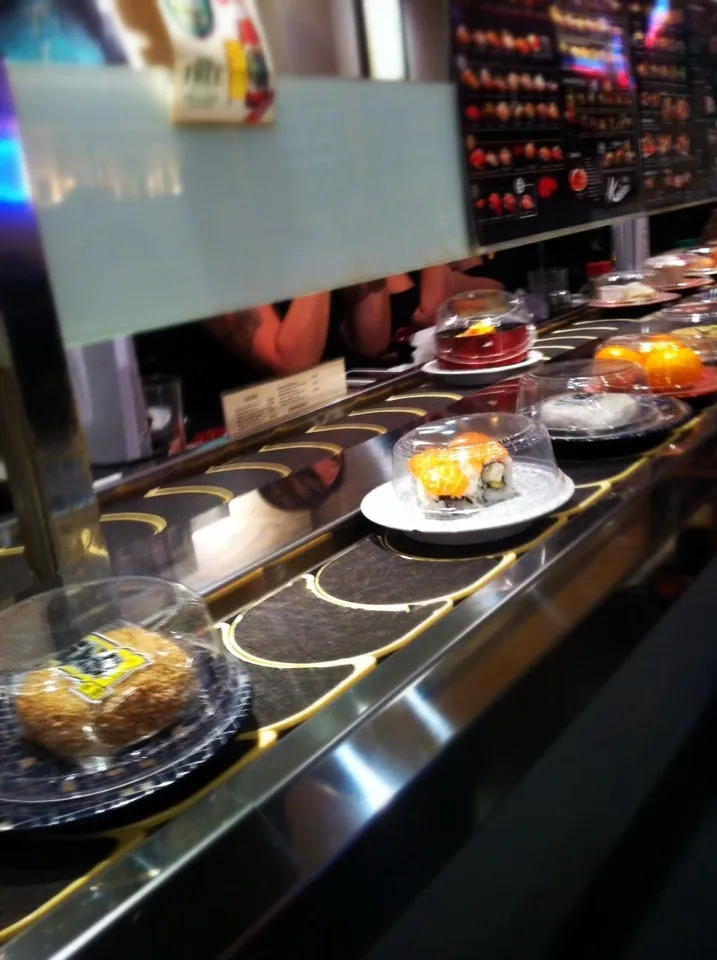 Conveyor belt sushi in America!|mamaeriさん