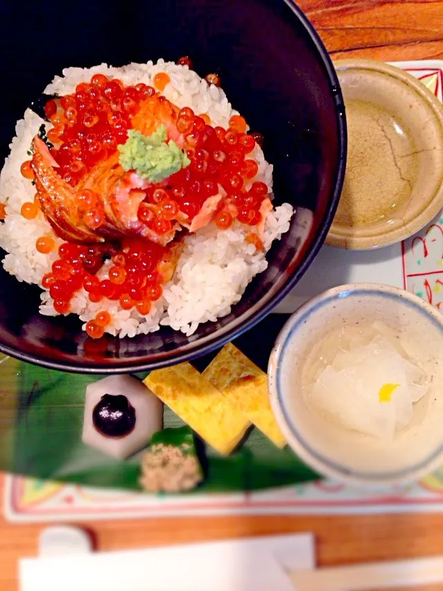 焼鮭いくら丼 650円|レナさん