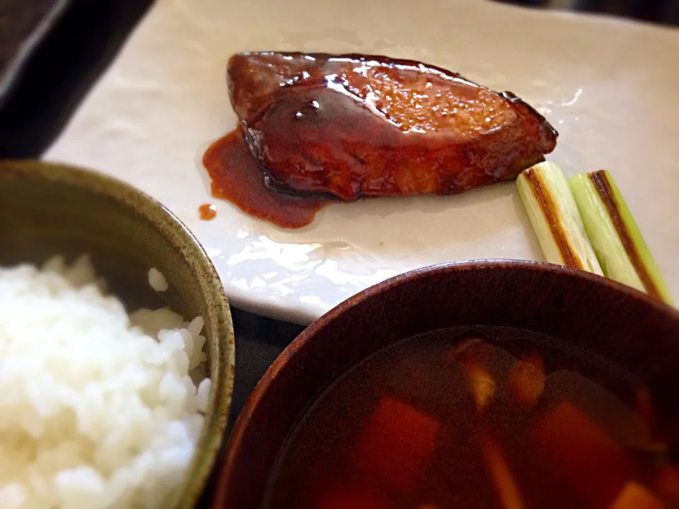 Snapdishの料理写真:鰤の照り焼きと豆富となめこの赤だし|noryさん