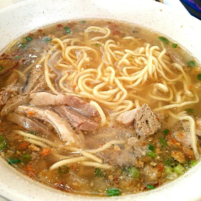 フィリピンのラーメン♪炒めた豚肉とレバーが入ってました。揚げニンニクたっぷり～
スープはあっさり塩味♪|Kashimanakitchenさん