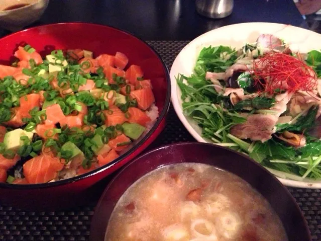 サーモンとアボカド丼、アサリと豚バラの酒蒸し水菜サラダ、なめことお豆腐のお味噌汁|ayumiさん