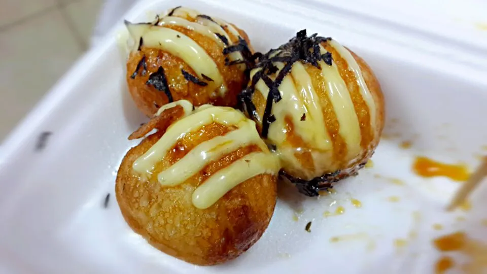 Snapdishの料理写真:Takoyaki♡ #madeinthailand #ตลาดนัด #อร่อยดีนะ #ก้อนใหญ่ลูกละ5บาท #อิ่มอร่อย|Ck Chamaiさん