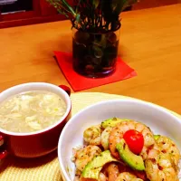 Simple prawn & avocado sautéed in garlic butter rice bowl. I used multi-grain in rice.  シンプルエビとアボカド丼。味付けはガーリックバターとソルトとペッパーだけで〜す！😋|ChaHo143さん