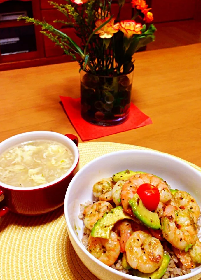 Simple prawn & avocado sautéed in garlic butter rice bowl. I used multi-grain in rice.  シンプルエビとアボカド丼。味付けはガーリックバターとソルトとペッパーだけで〜す！😋|ChaHo143さん