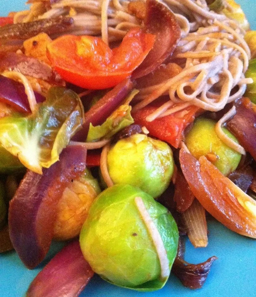 Savoury sprouts  w/ ginger, chilli, tomatoes & soba noodles|Nick Hiderさん