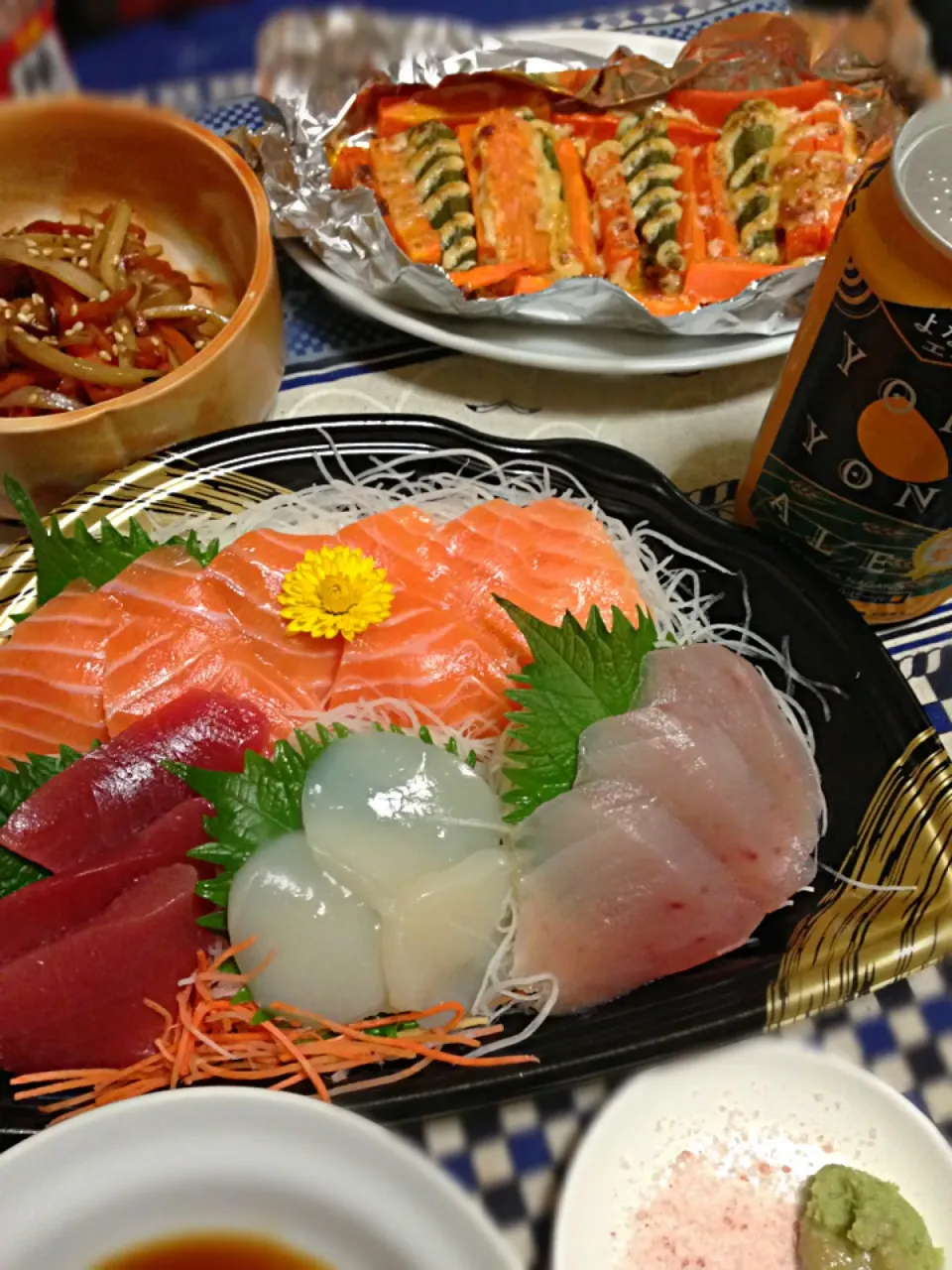 刺し盛り、大根の皮とニンジンのきんぴら、オクラとニンジンのマヨ焼きポン酢かけ、よなよなエール|カザラさん