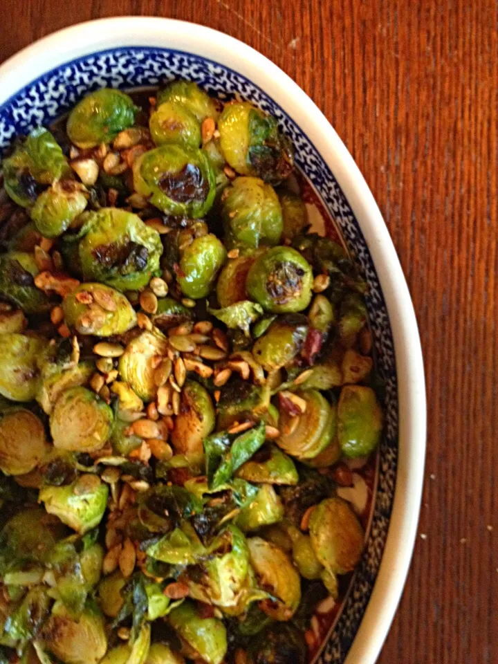 roasted brussels sprouts with pepitas and papeika|Matthew Cashenさん