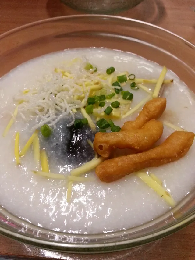 Congee with pork and preserved eggs|hakubaraさん