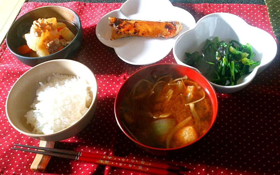 お昼ご飯
ごはん、味噌汁、ぶりの照り焼き、豚肉と大根の煮物、ほうれんそうの昆布和え|さっちんさん