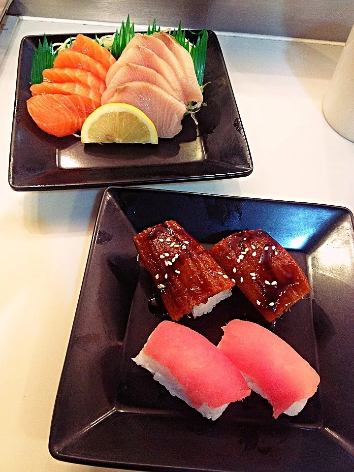 My humble lunch for 1. Salmon & yellow tail sashimi with Unagi & tuna sushi! NOM!|cherreさん