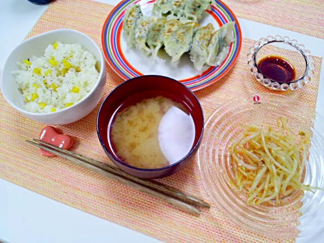 今日の夕食 にら餃子、とうもろこしご飯、もやしサラダ、たまねぎの味噌汁|pinknari🐰🌈さん